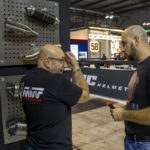 Lo staff Mivv illustra i prodotti